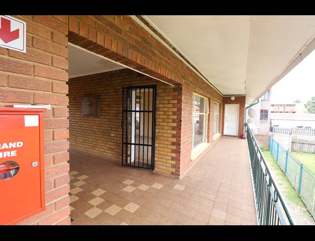 2 BEDROOM FLAT TO LET IN KEMPTON PARK CENTRAL